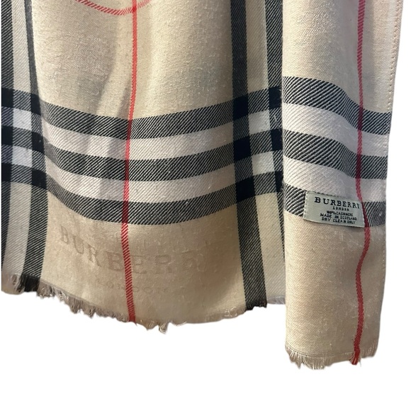 Burberry wide check cashmere scarf - Picture 5 of 7